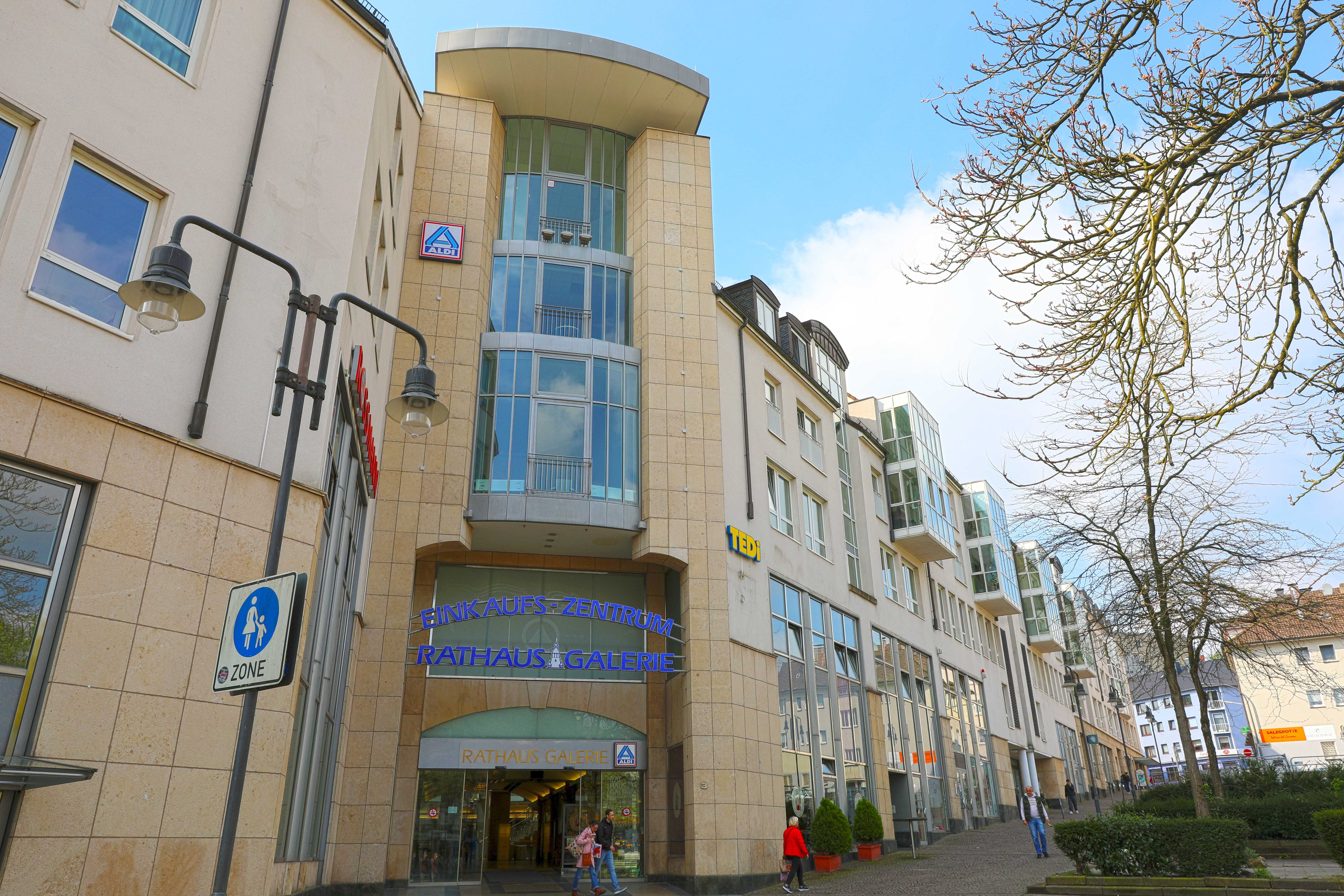 Außenansicht der Rathaus Galerie Wuppertal mit Eingang und Fußgängerzone